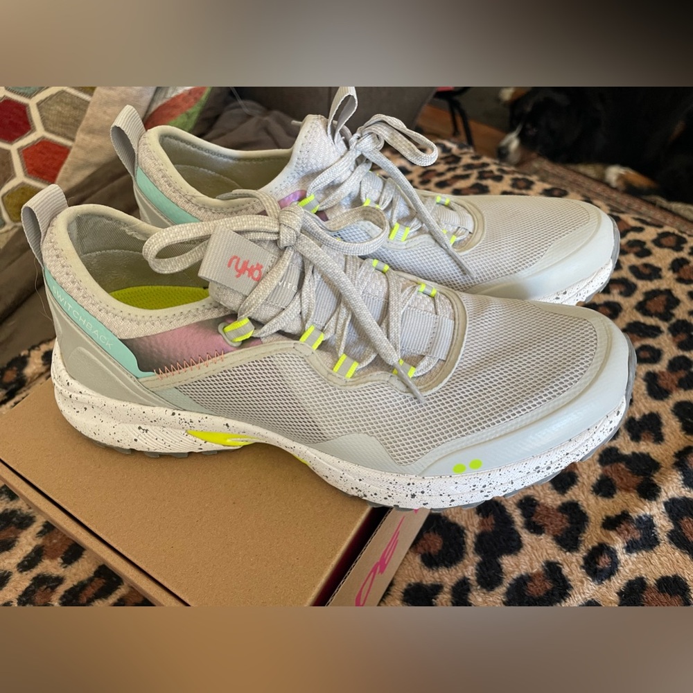 Women’s Ryka Sz. 9 athletic shoes